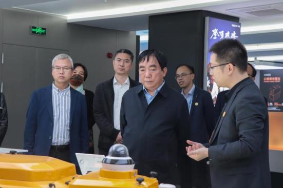 地大、华测各领导一同参观展厅(4
